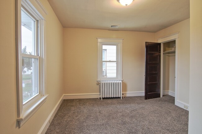 Building Photo - Beautifully Renovated 3BD/1BA Twin!