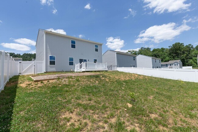 Building Photo - 4 Bed, 3 Bath, Single Family Home in Hedgesville, WV