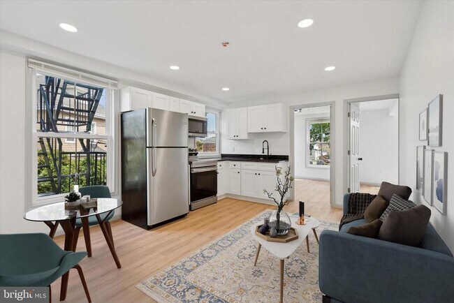 Building Photo - 9 W Hinckley Ave