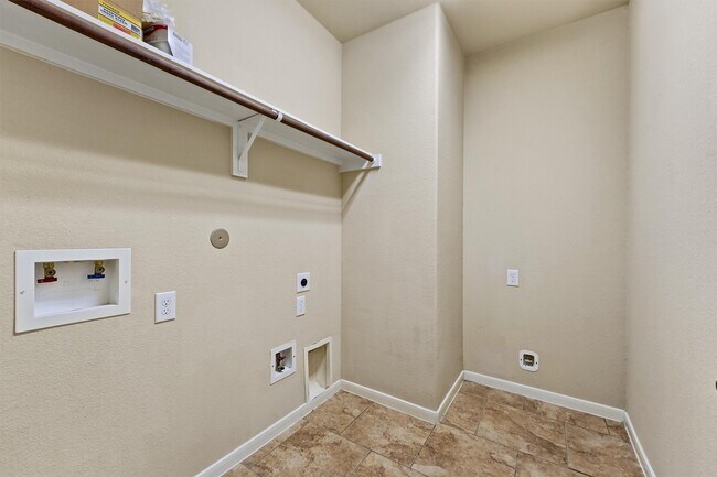 Building Photo - 20281 Southwood Oaks Dr