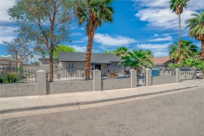 Primary Photo - 1608 E McDonald Ave