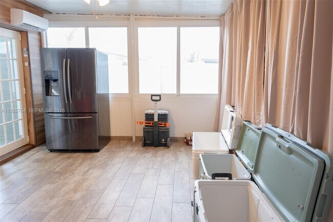 Building Photo - 5464 NE 3rd Ave