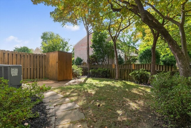 Building Photo - Charming End-Unit Townhome in Sought-After...