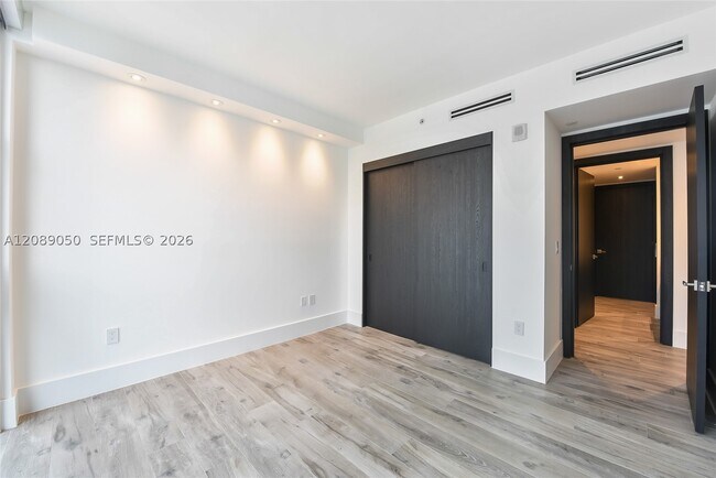 Building Photo - 1010 Brickell Ave