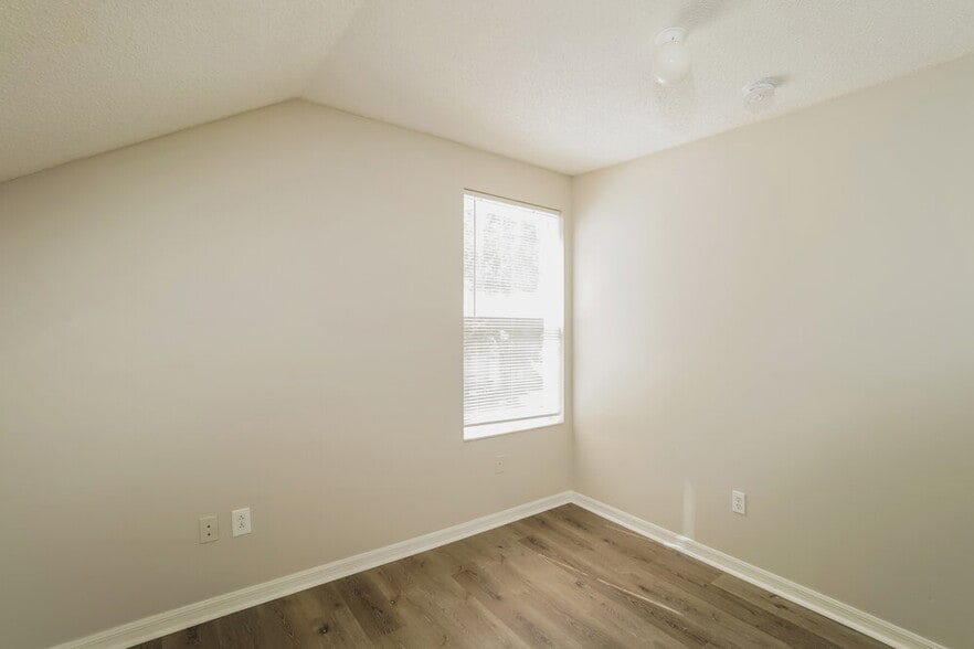 Building Photo - 6035 Pointe Pleasant Blvd