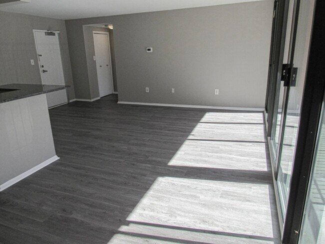 Building Photo - Bright and Modern 1 Bed 1 Bath Condo With ...