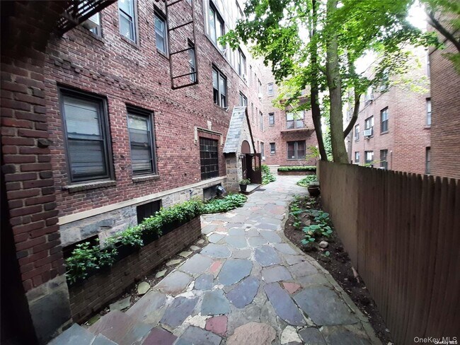 Building Photo - 1 Hillside Ave