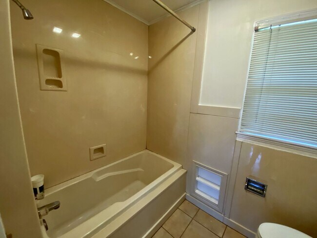 Building Photo - 3BR/2BA Home with Garage in an Established Lake Charles Neighborhood