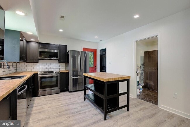 Building Photo - 5645 Battee Dr