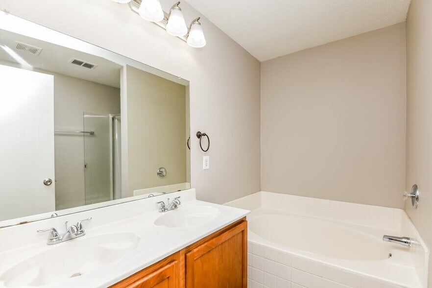 Building Photo - 4329 Meadowknoll Dr