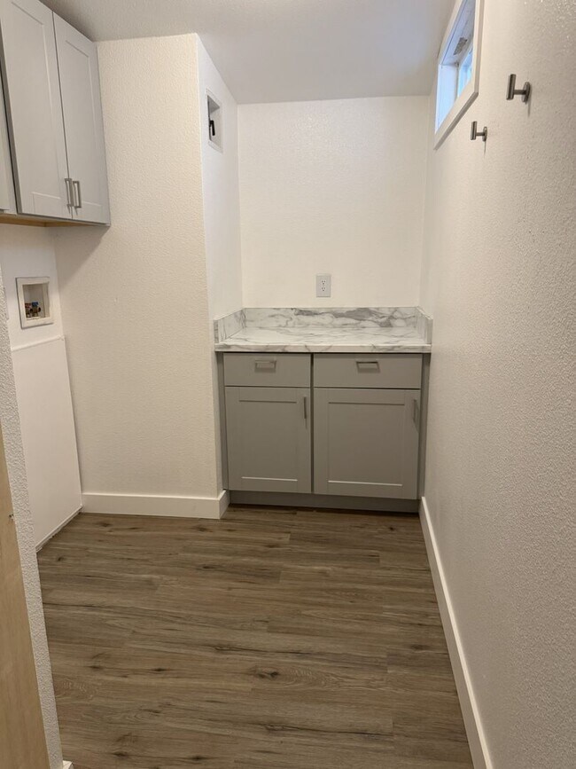 Building Photo - Large Echo home for rent