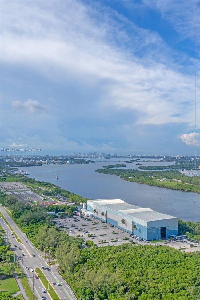 Building Photo - 15811 Collins Ave