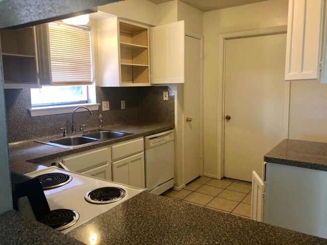 Building Photo - Coming Soon ! Nice 4 Bed Room Home in North Houston Area