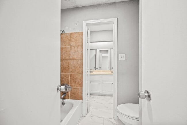 Building Photo - 13527 Montaigne Dr