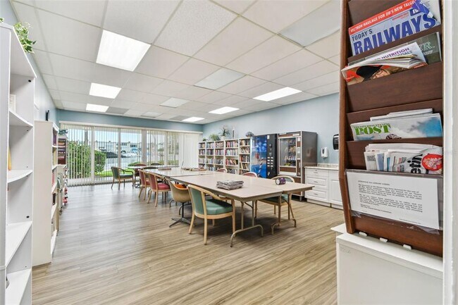 Building Photo - 7400 Sun Island Dr S