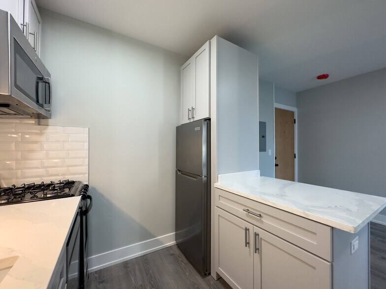 Building Photo - 545 W Belmont