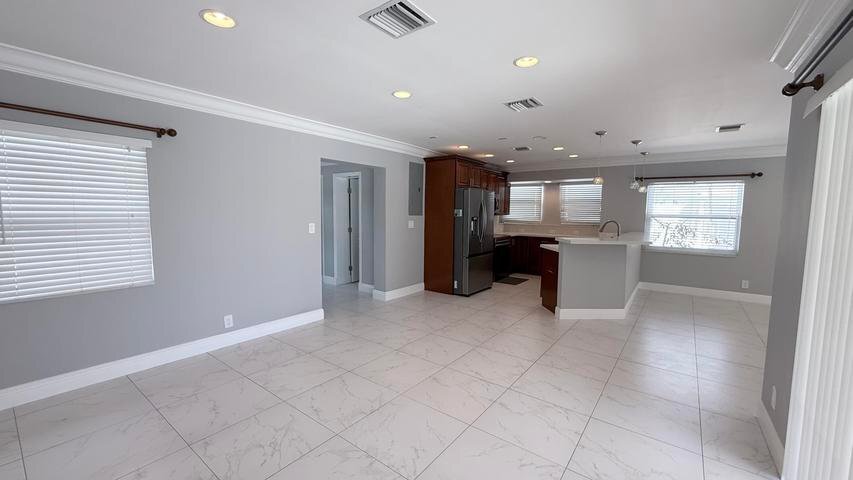 Building Photo - 1110 SE 9th Ave