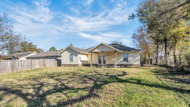 Building Photo - 3 Bed, 2 Bath in Tulsa - Available mid Oct...