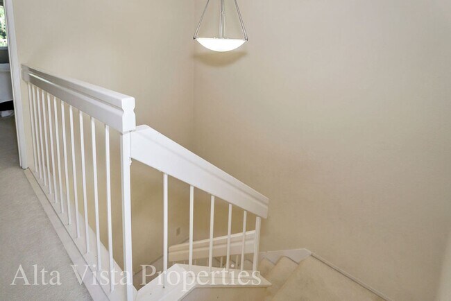 Building Photo - Beautiful Dual Master bedroom Townhome in ...