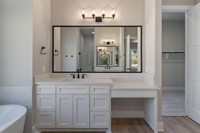 Building Photo - 15109 Paradise Ct