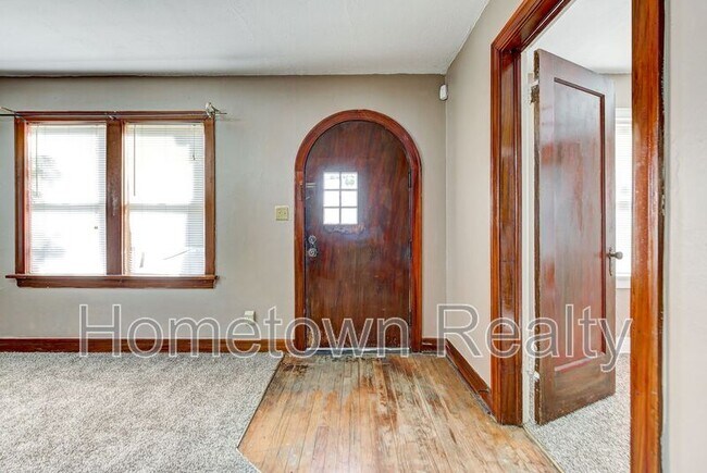 Building Photo - 2213 N Hood St