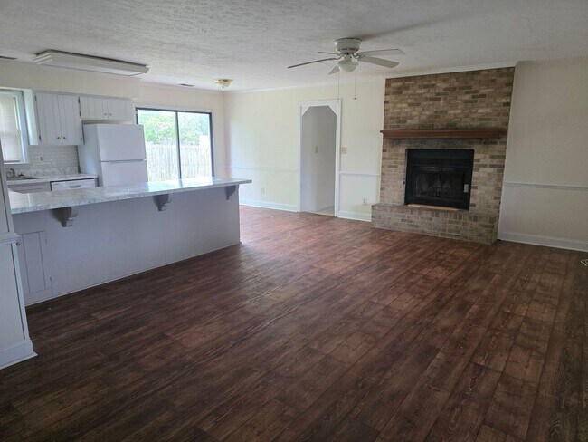 Building Photo - 4 Bedroom house with bonus room and large yard.