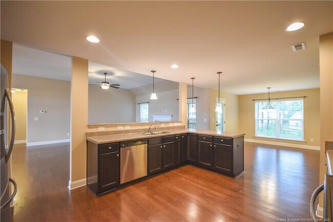 Building Photo - 124 Summer Creek Ln