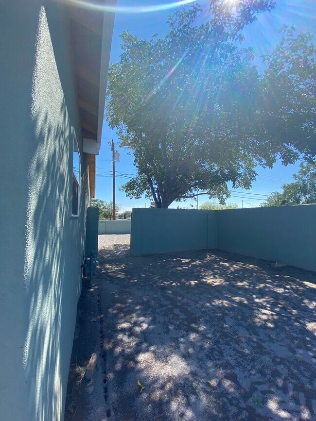 Building Photo - Gorgeous 2 Bedroom/1 Bathroom Home