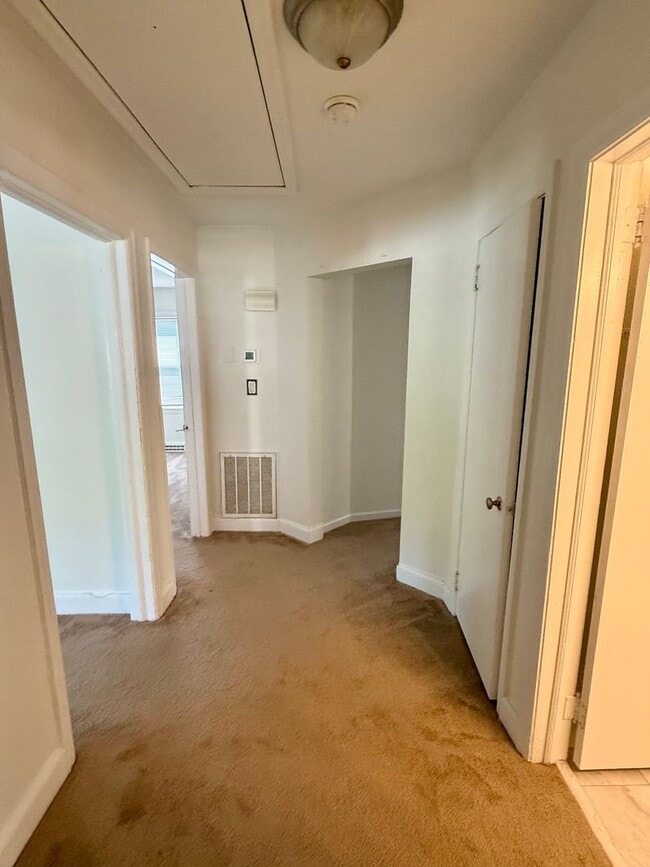 Building Photo - Three bedroom, 1.5 bath house in Burlington