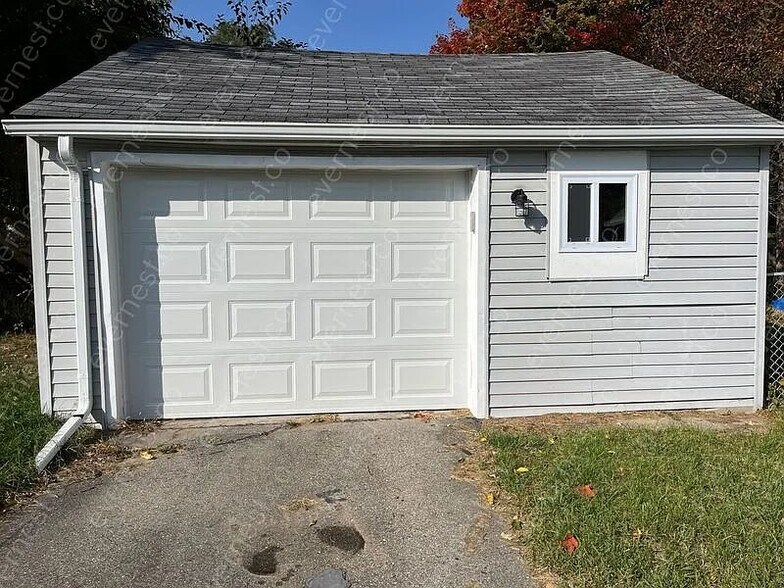 Building Photo - 3355 Curwood St