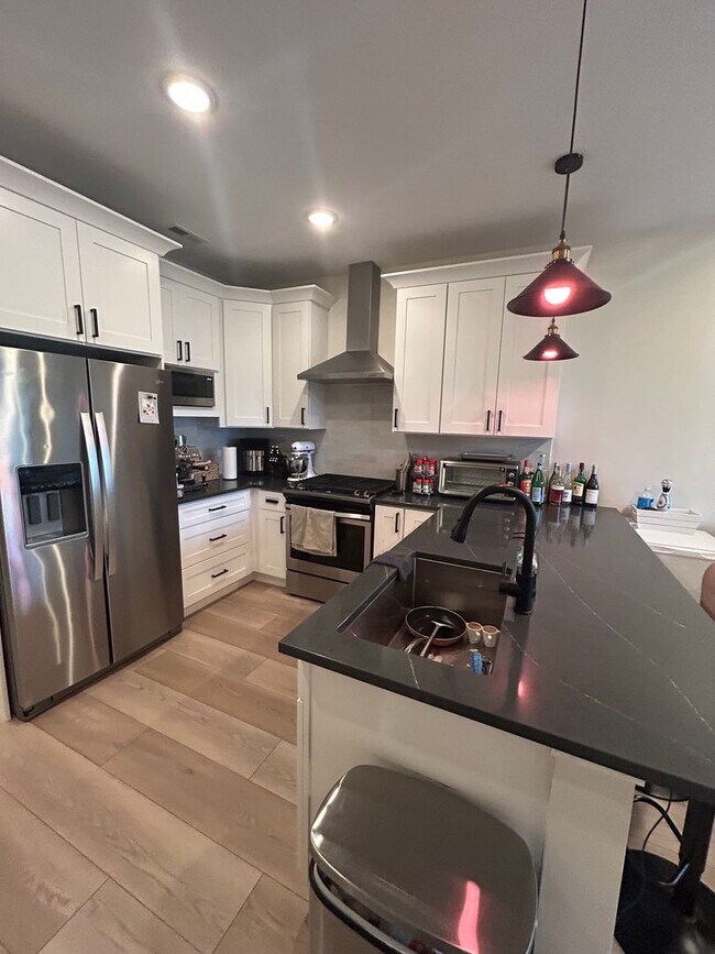 Building Photo - 1646 W Belmont Ave