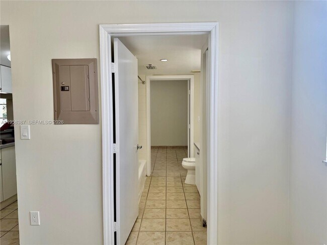 Building Photo - 601 SW 37th Ave