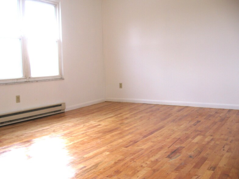 Building Photo - 5664 Greens Dr