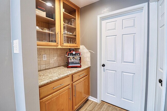 Building Photo - 2123 Meadow Park Cir
