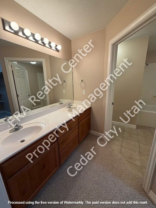Building Photo - Move-In Discount - 3 Bedroom 2 bath in The Seasons