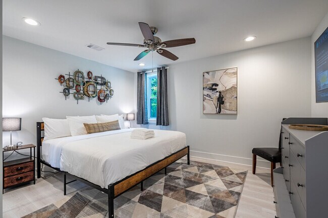 Building Photo - 2617 Caladium Dr NE