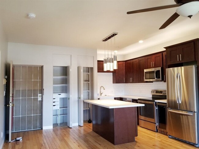 Building Photo - COMING SOON! Light & Bright 1 Bedroom/1 Ba...