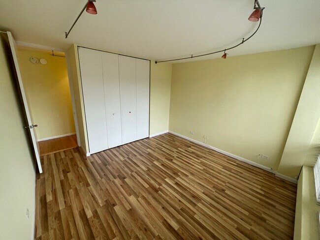 Building Photo - 1450 E 55th Pl