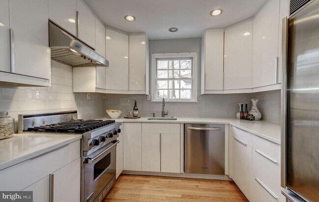 Primary Photo - 1628 N Harrison St
