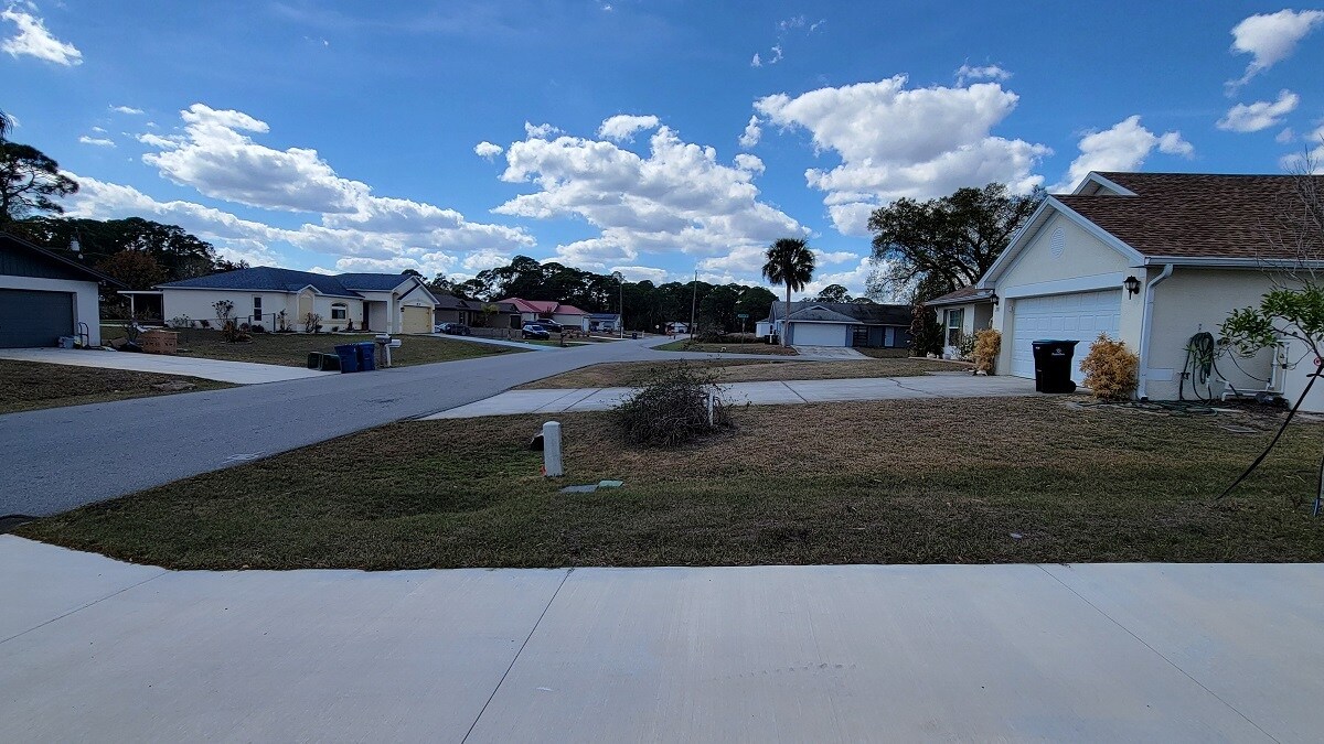 Building Photo - 733 Cleaves St SE