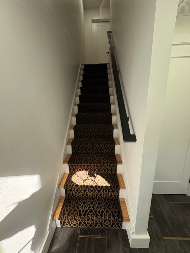 Building Photo - 17 Zabriskie St