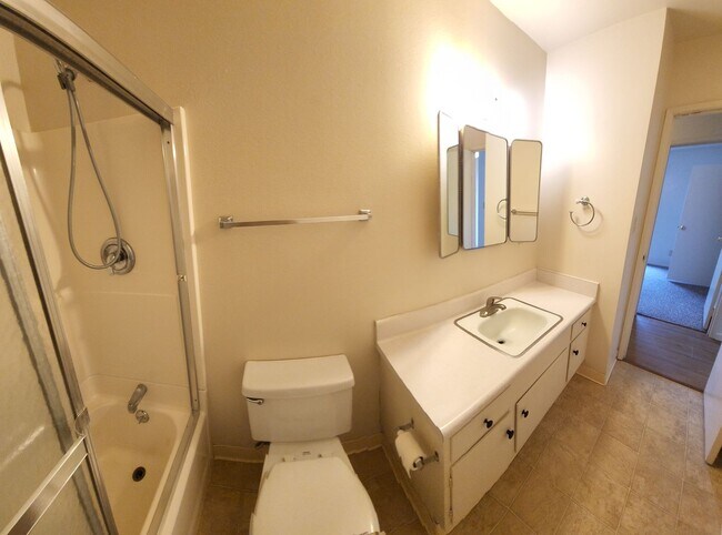 Building Photo - 4 bed 2 bath spacious home with 2 car garage in SLO!