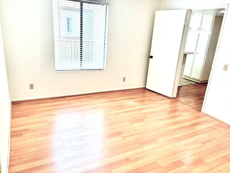 Building Photo - 16521 Grunion Ln