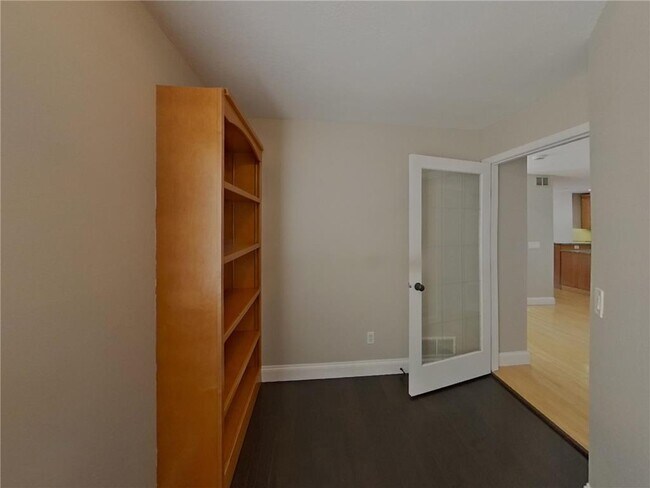 Building Photo - 606 Lincoln Dr NE