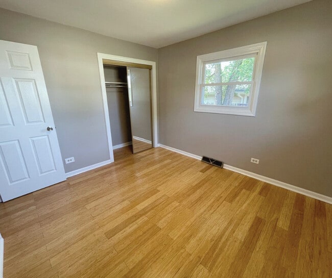 Building Photo - 546 Landmeier Rd