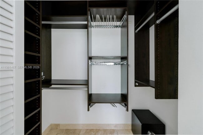 Building Photo - 950 Brickell Bay Dr