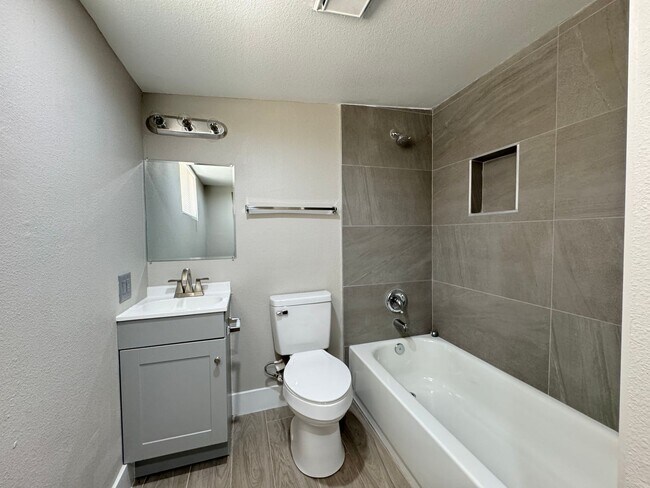 Building Photo - 1724 Izabella Ave