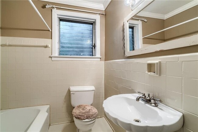Building Photo - 664 Courtenay Dr NE