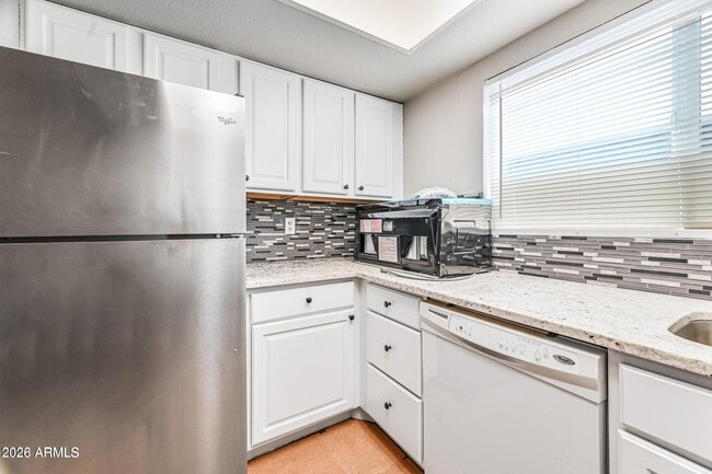 Building Photo - 1560 W Sahuaro Dr