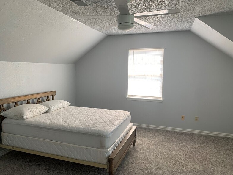 Building Photo - 984 E Schirra Dr